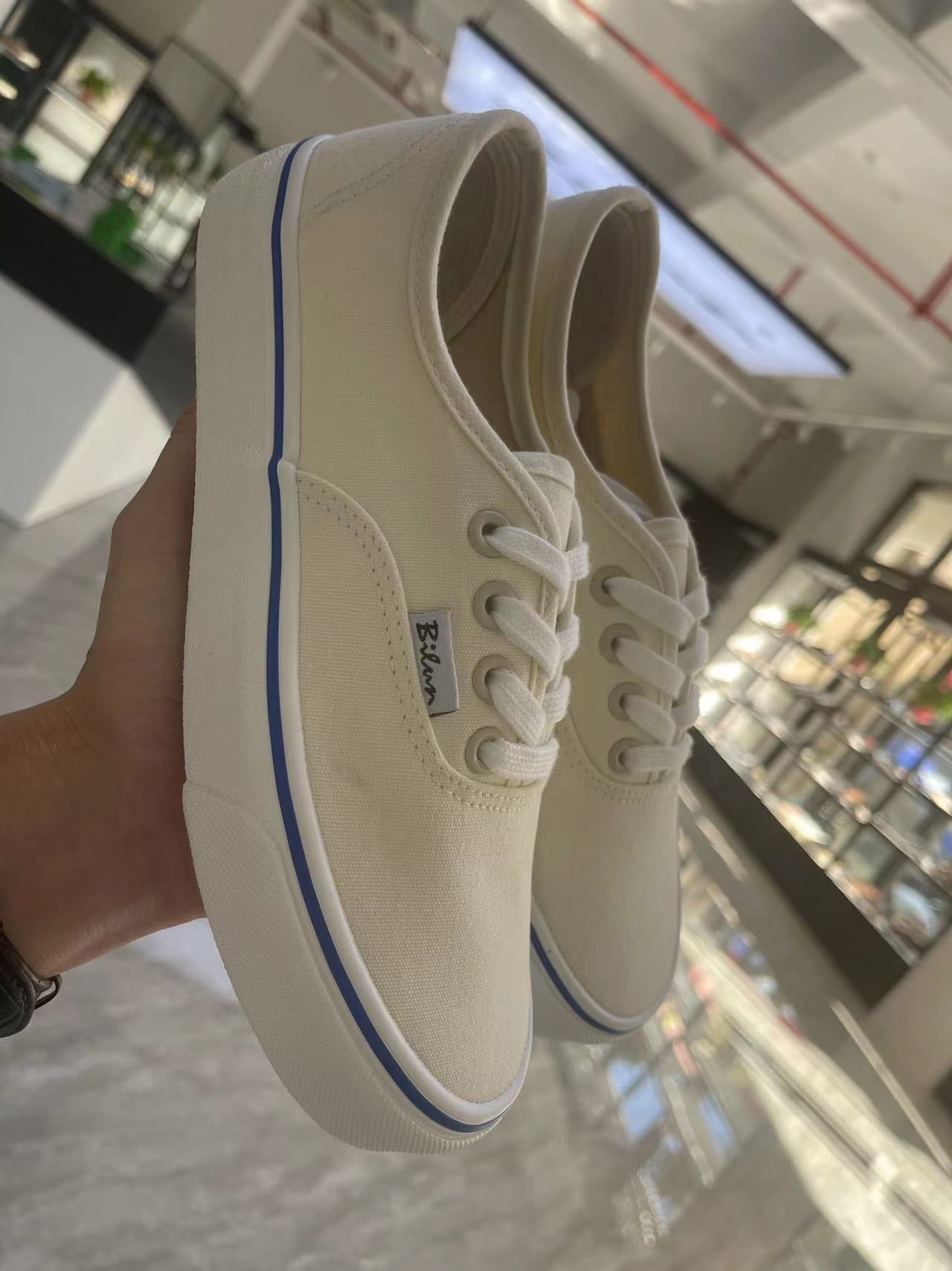Lady converse (must take 100)