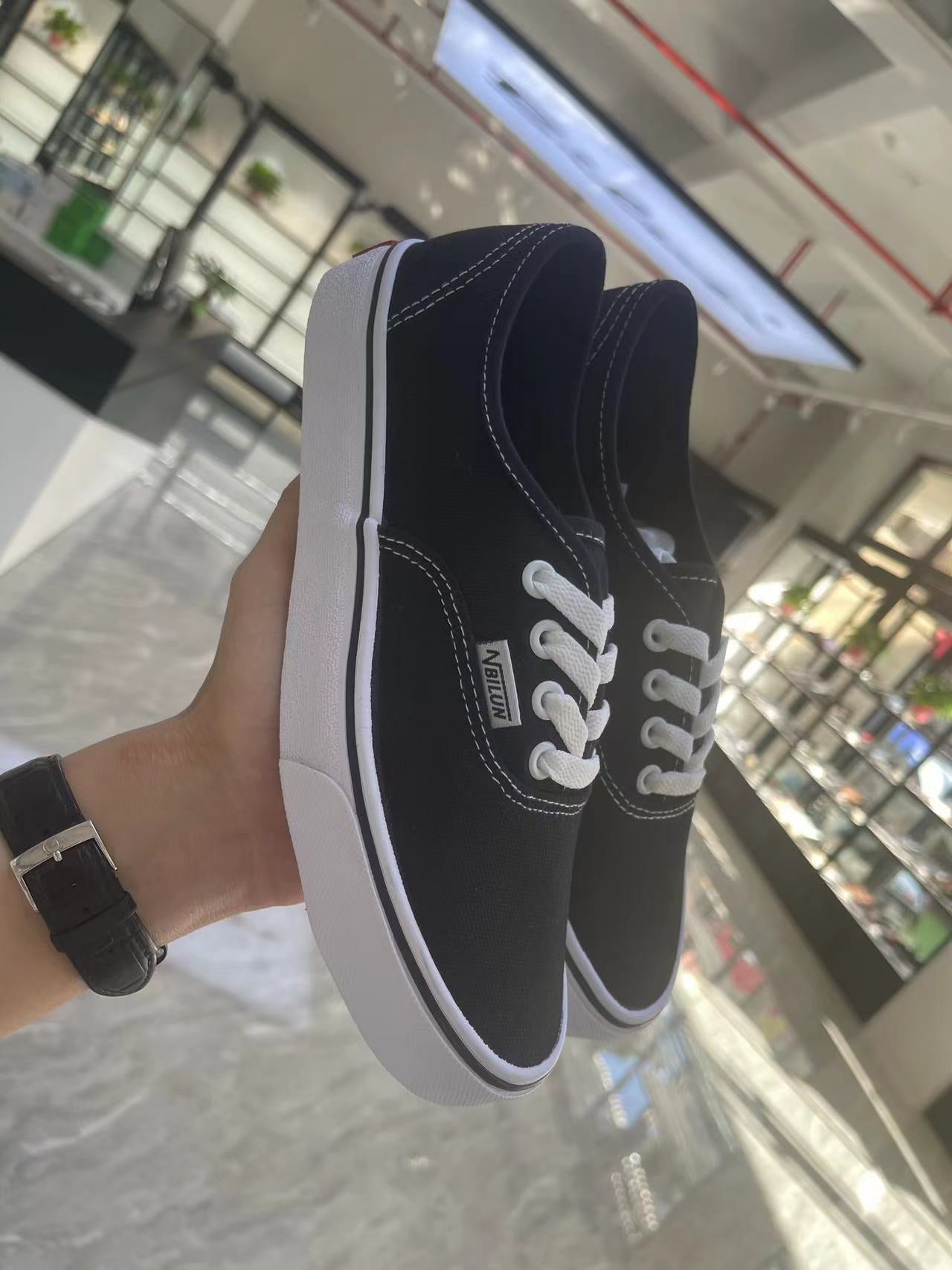 Lady converse (must take 100)