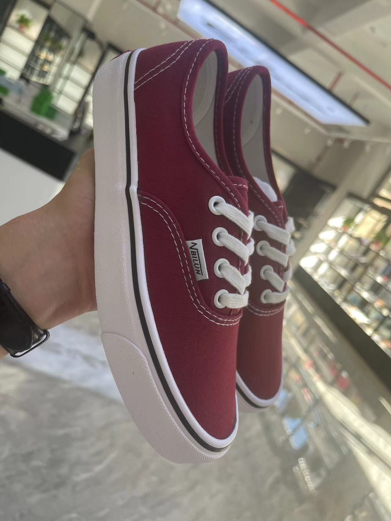 Lady converse (must take 100)