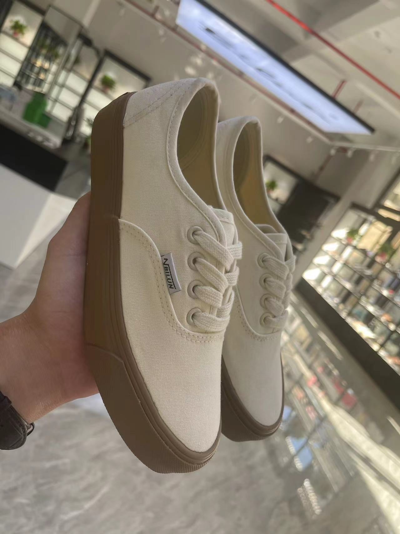 Lady converse (must take 100)