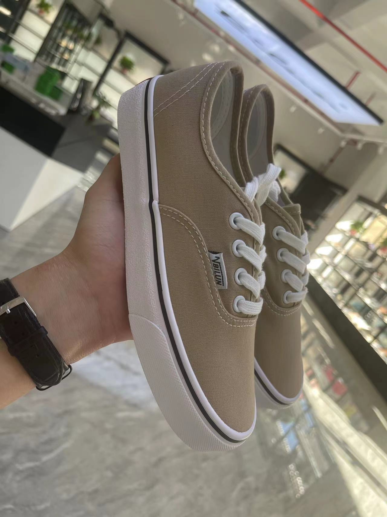 Lady converse (must take 100)