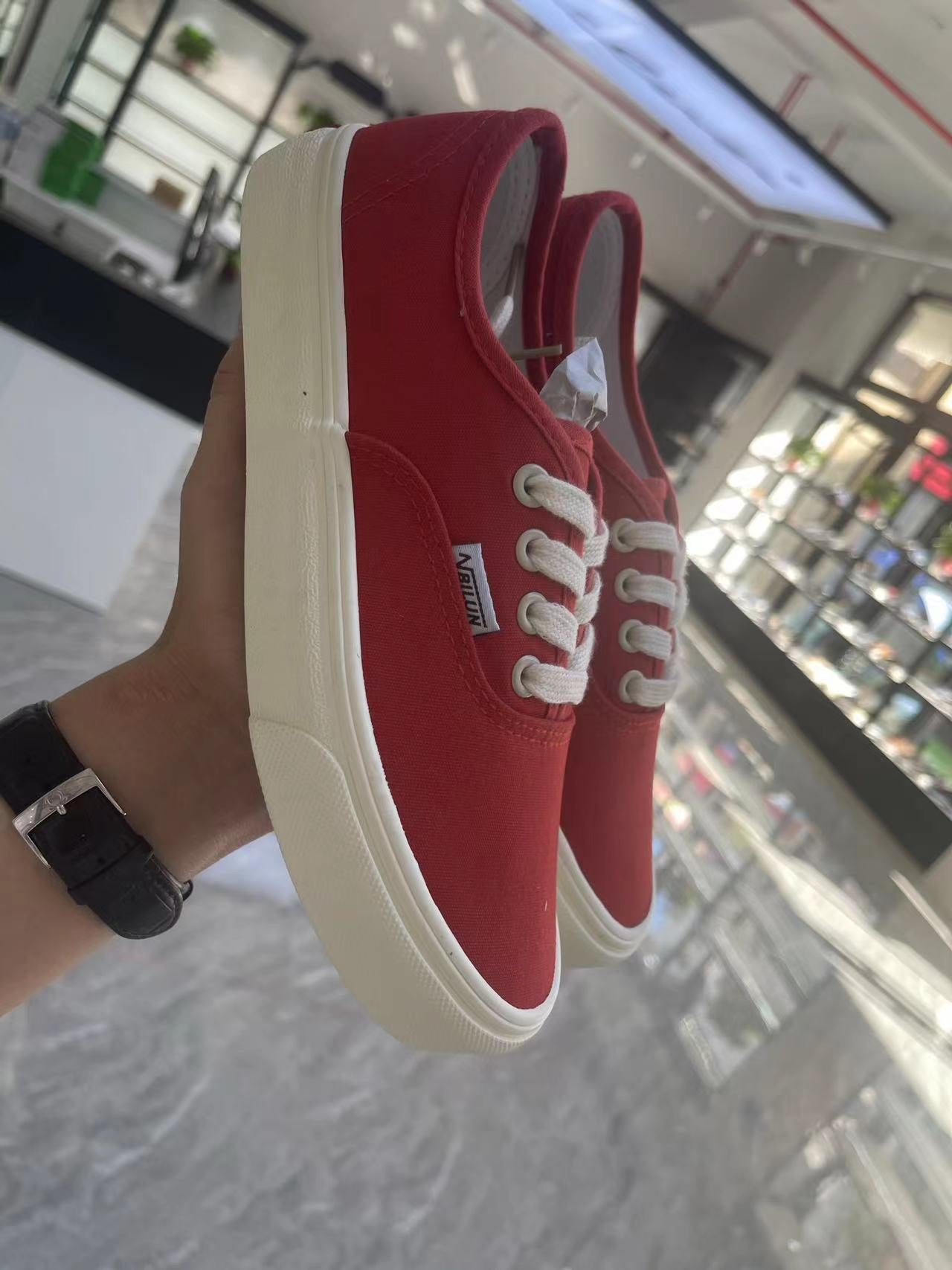 Lady converse (must take 100)