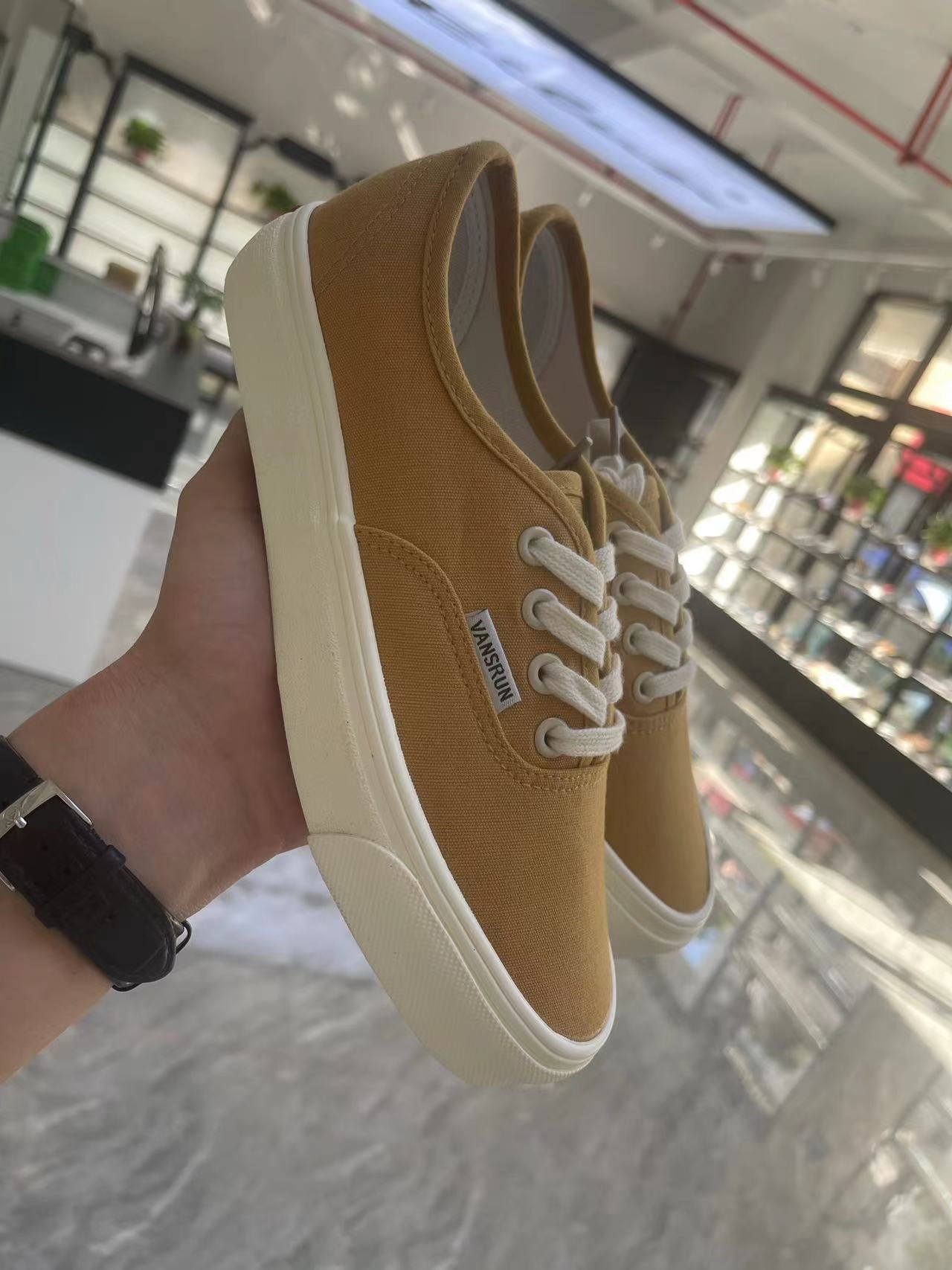 Lady converse (must take 100)