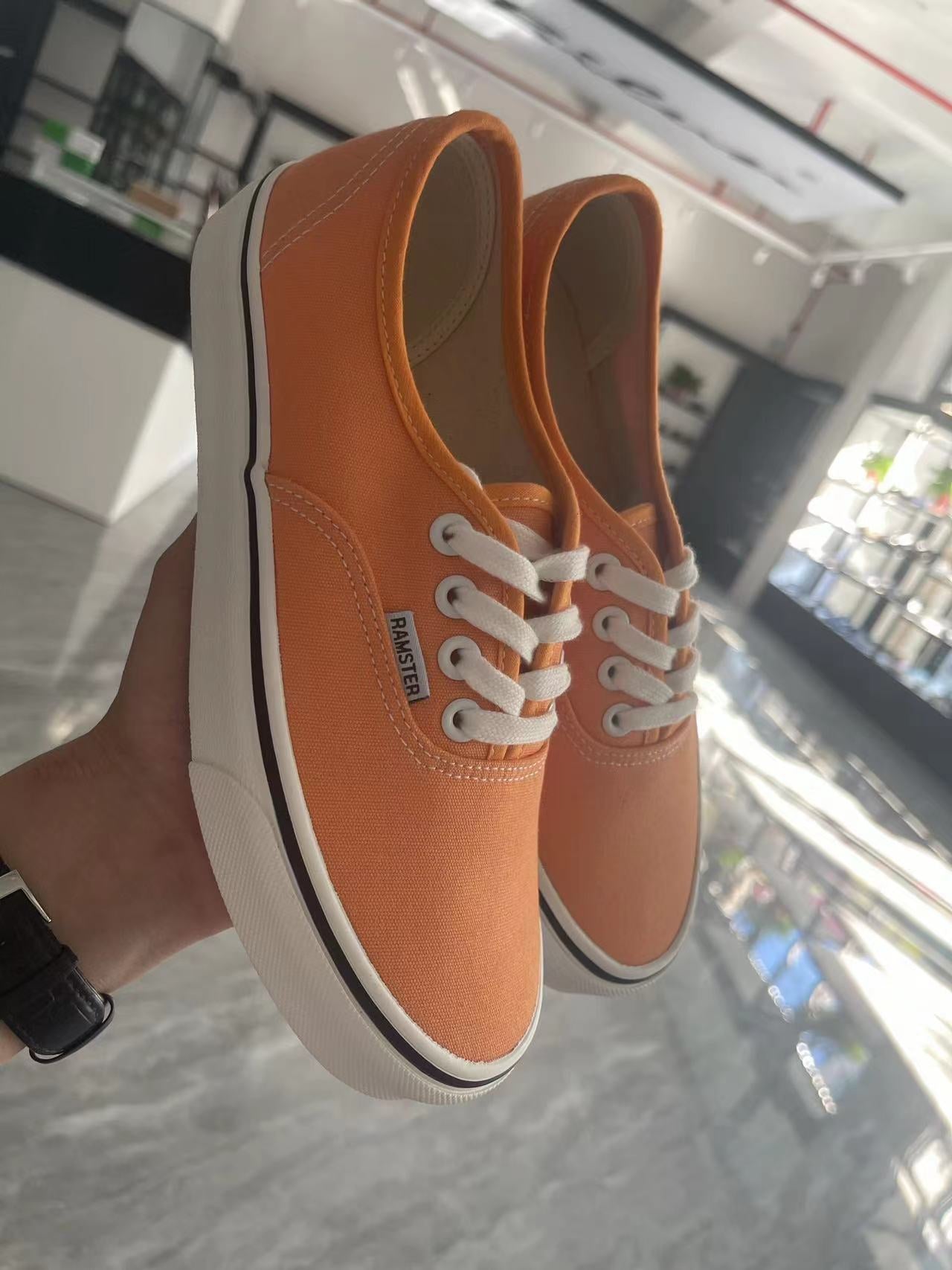 Lady converse (must take 100)
