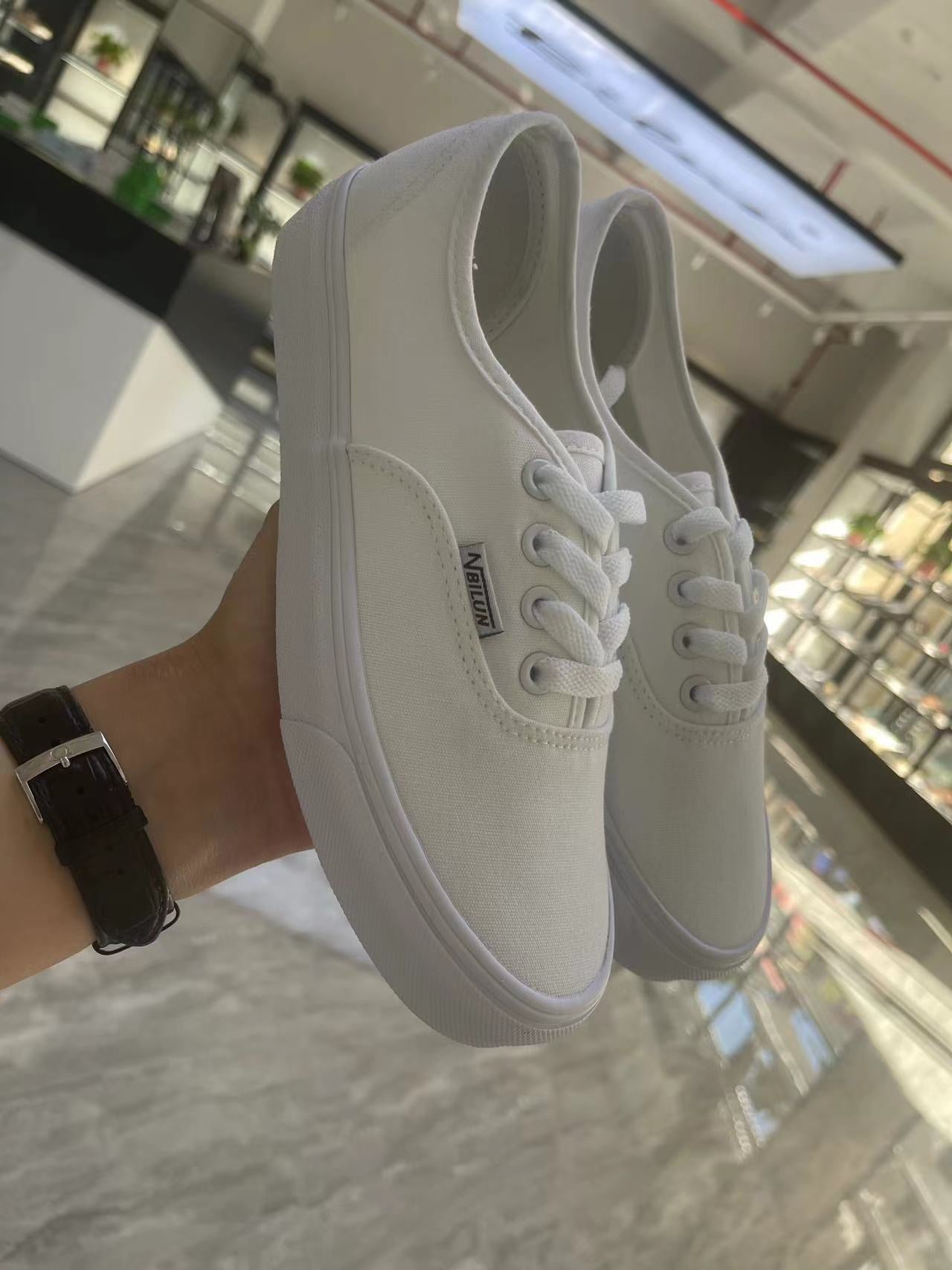 Lady converse (must take 100)
