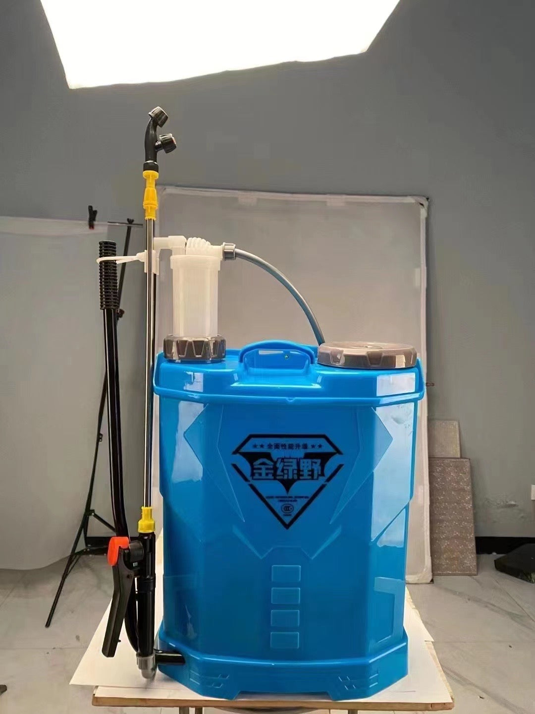 Fertilizer sprayer tank